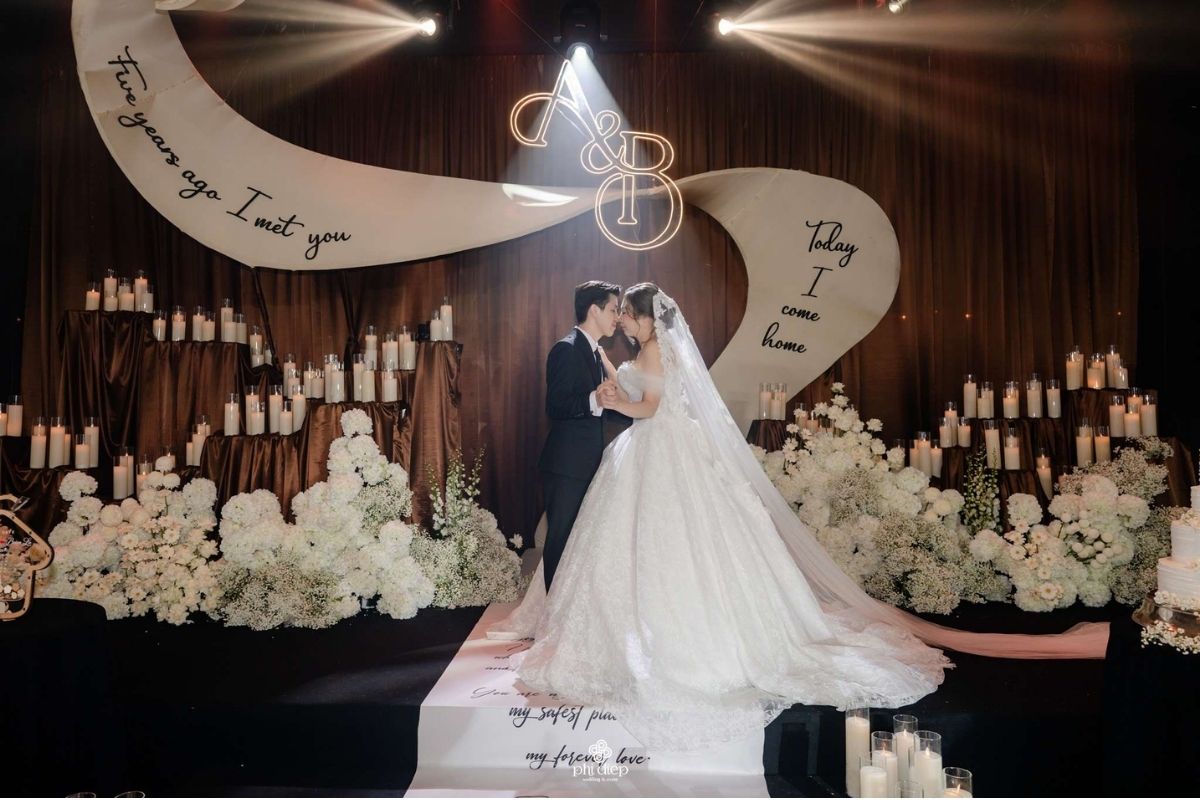 Sân khấu trong hội trường được thiết kế bởi Phi Điệp Wedding (Ảnh: Phi Điệp Wedding)