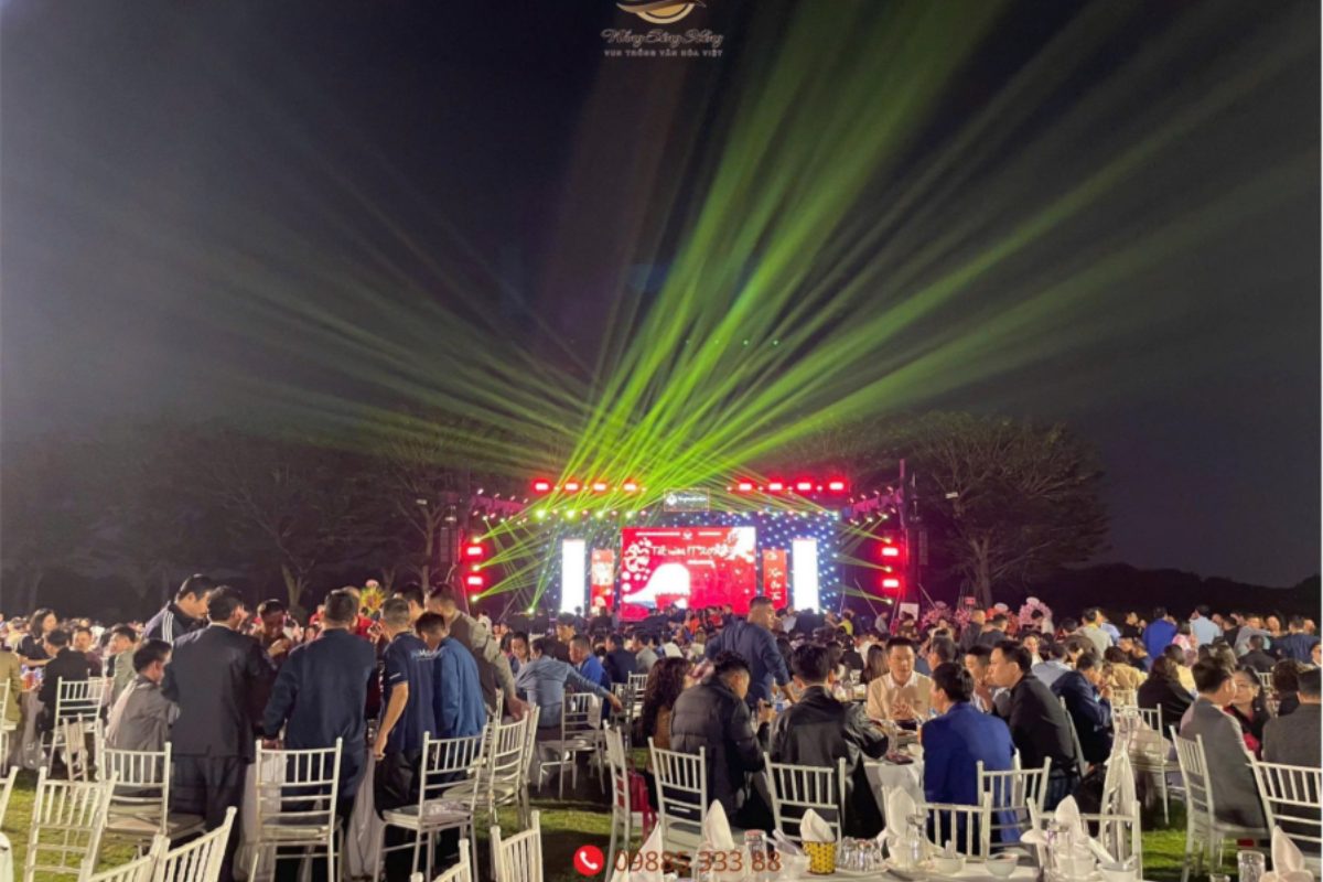 Sân khấu biểu diễn ngoài trời kết hợp âm thanh ánh sáng tại Nắng Sông Hồng. (Ảnh: Sưu tầm) 