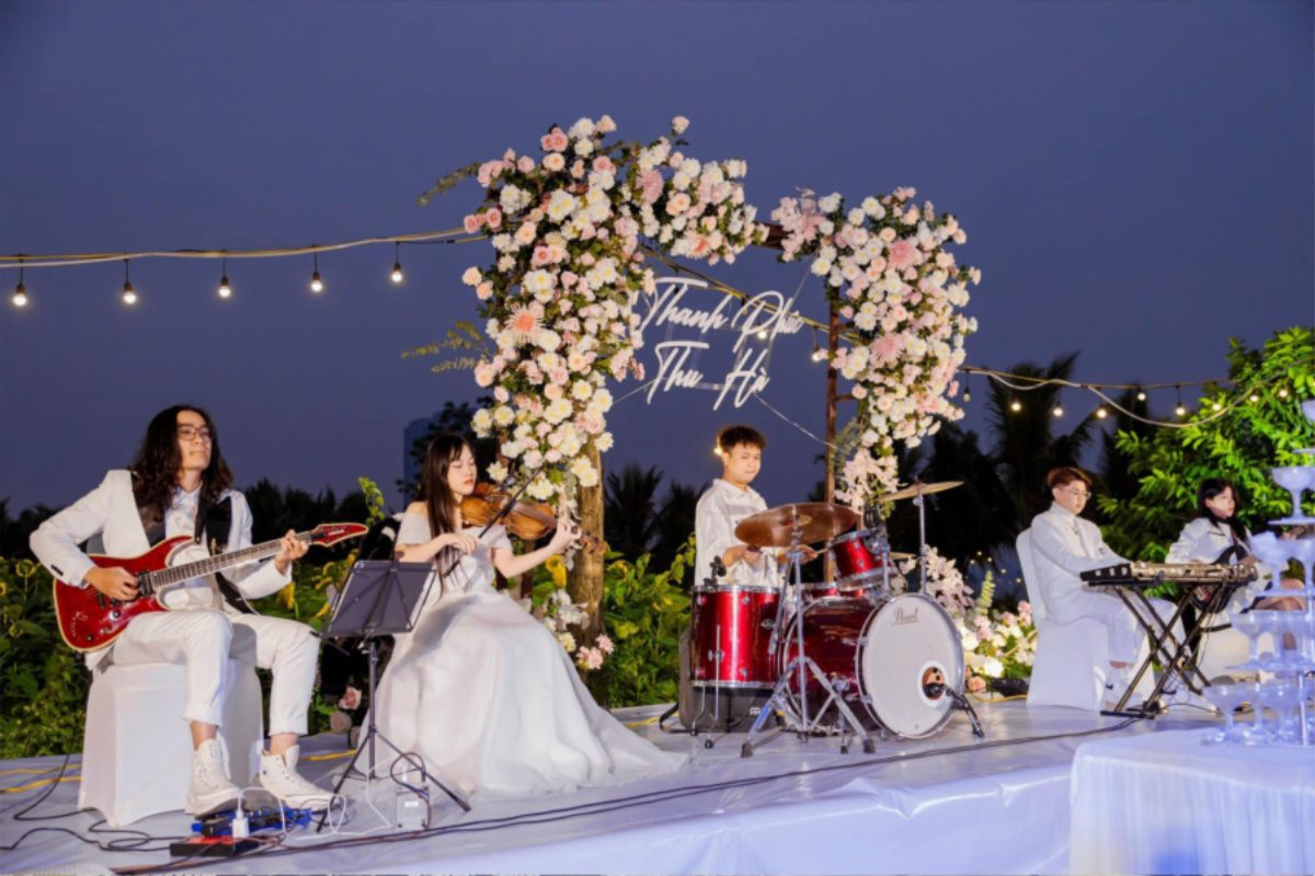 Sân khấu lễ cưới ngoài trời được setup giữa vườn hoa tại Thung Lũng Hoa Hồ Tây. (Ảnh: Sưu tầm)