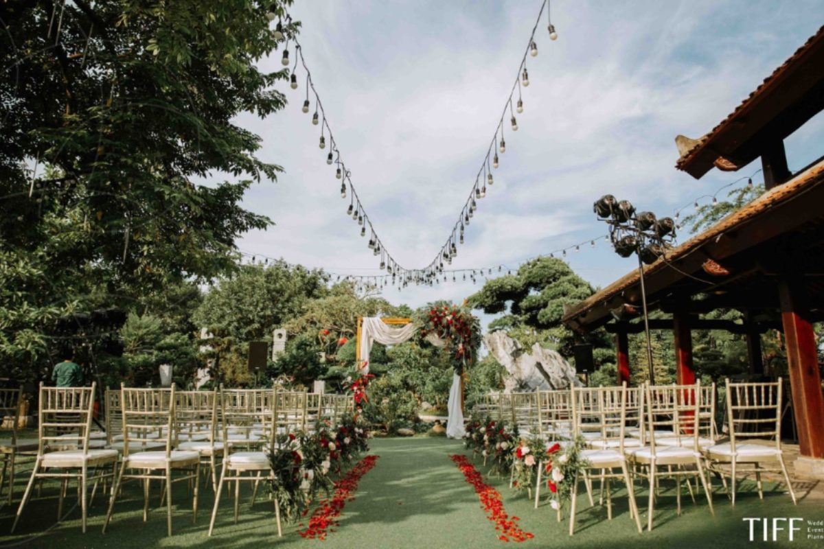 Tiệc cưới sang trọng tại Softwater với hoa tươi trải dài. (Ảnh: TIFF.vn) 