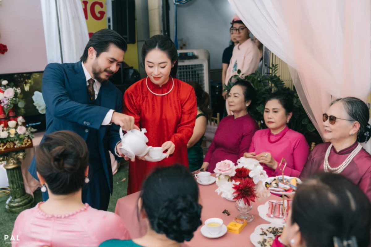 Lễ dạm ngõ miền Bắc với bàn trà, trầu cau và không gian truyền thống trang nhã. (Ảnh: TIFF.vn) 