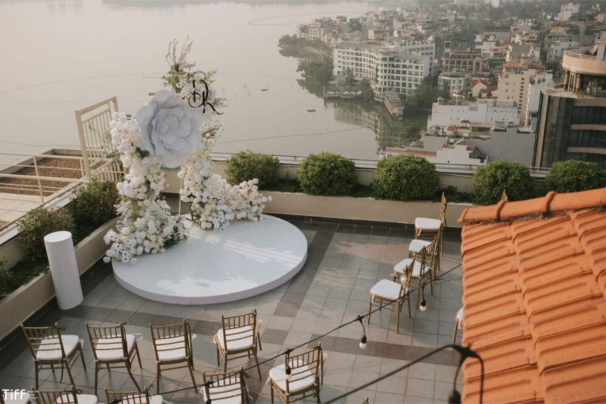 Không gian tiệc cưới ngoài trời tại Pan Pacific Hanoi – tone trắng chủ đạo và ánh đèn lung linh. (Ảnh: TIFF.vn)