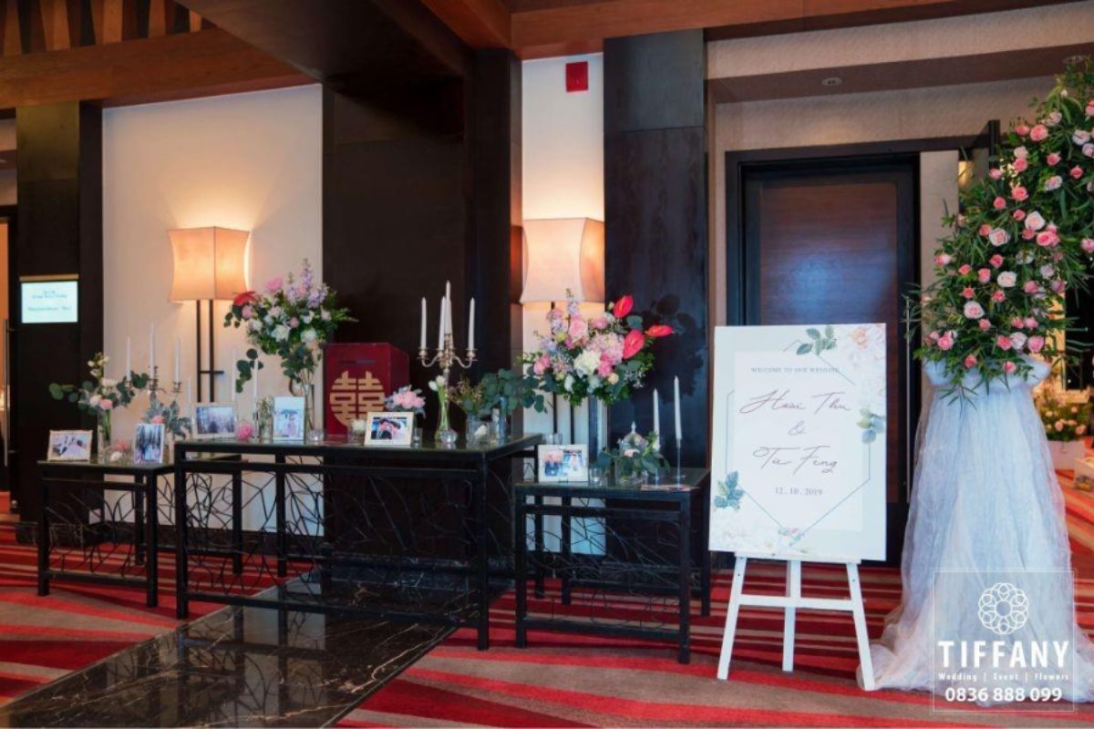 Bàn gallery tinh tế với hoa tươi và nến ấm áp, điểm nhấn lãng mạn cho tiệc cưới. (Ảnh: TIFF.vn)