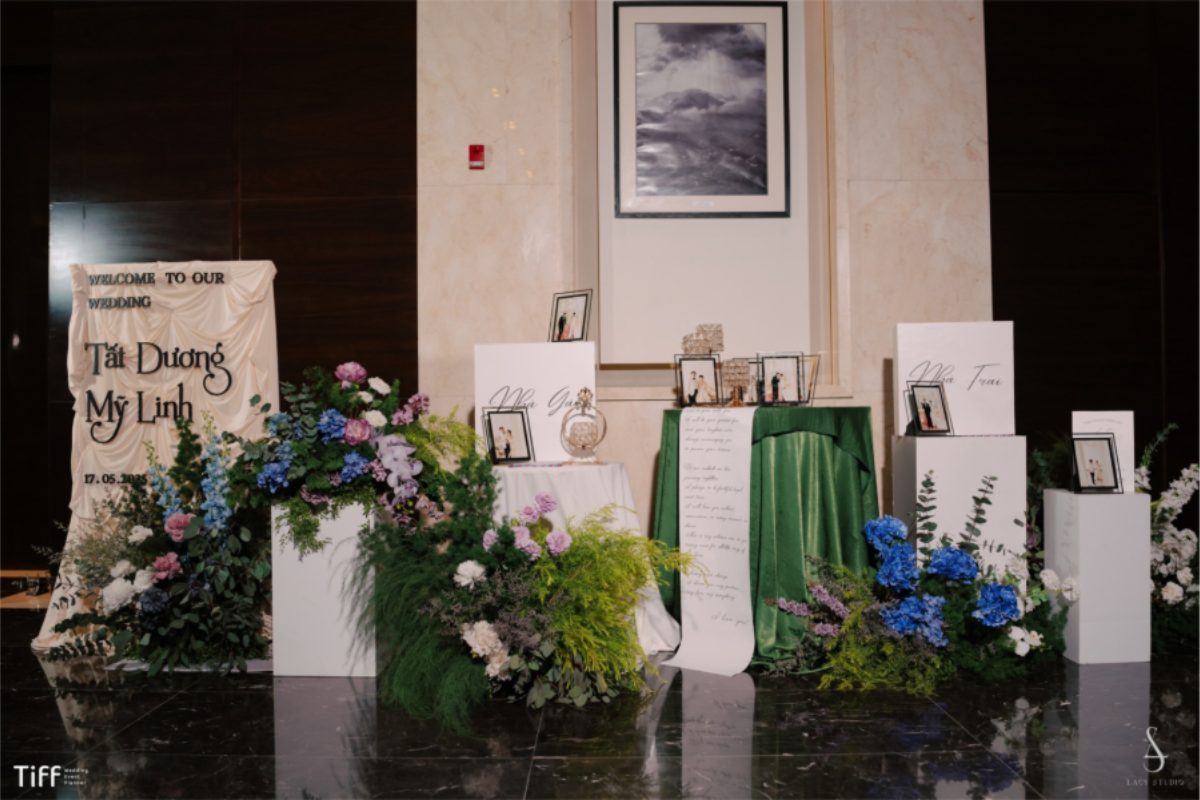 Bàn gallery cưới trong sảnh JW Marriott Hanoi với hoa tươi, ảnh cưới và ánh sáng dịu nhẹ. (Ảnh: TIFF.vn) 