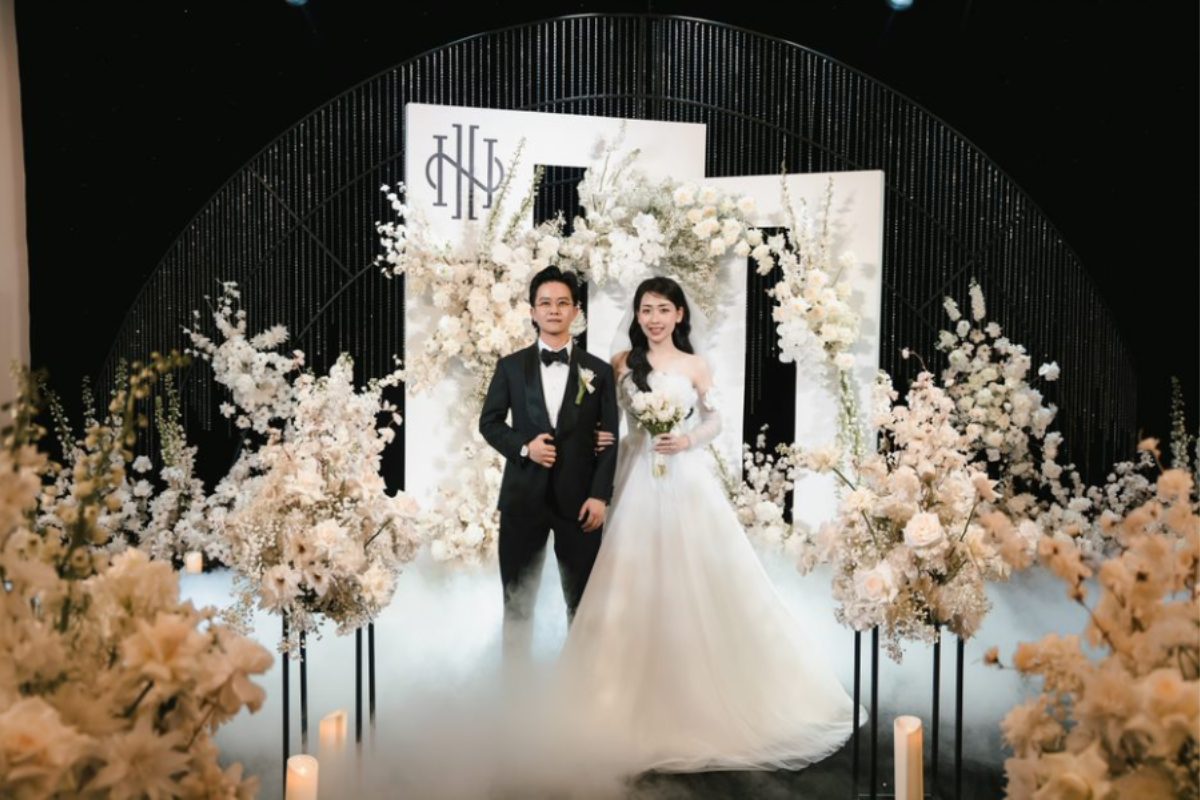 Trang trí tiệc cưới phong cách Minimalist Luxe với tông trắng – be tại Elegant Suites Westlake. (Ảnh: TIFF.vn)