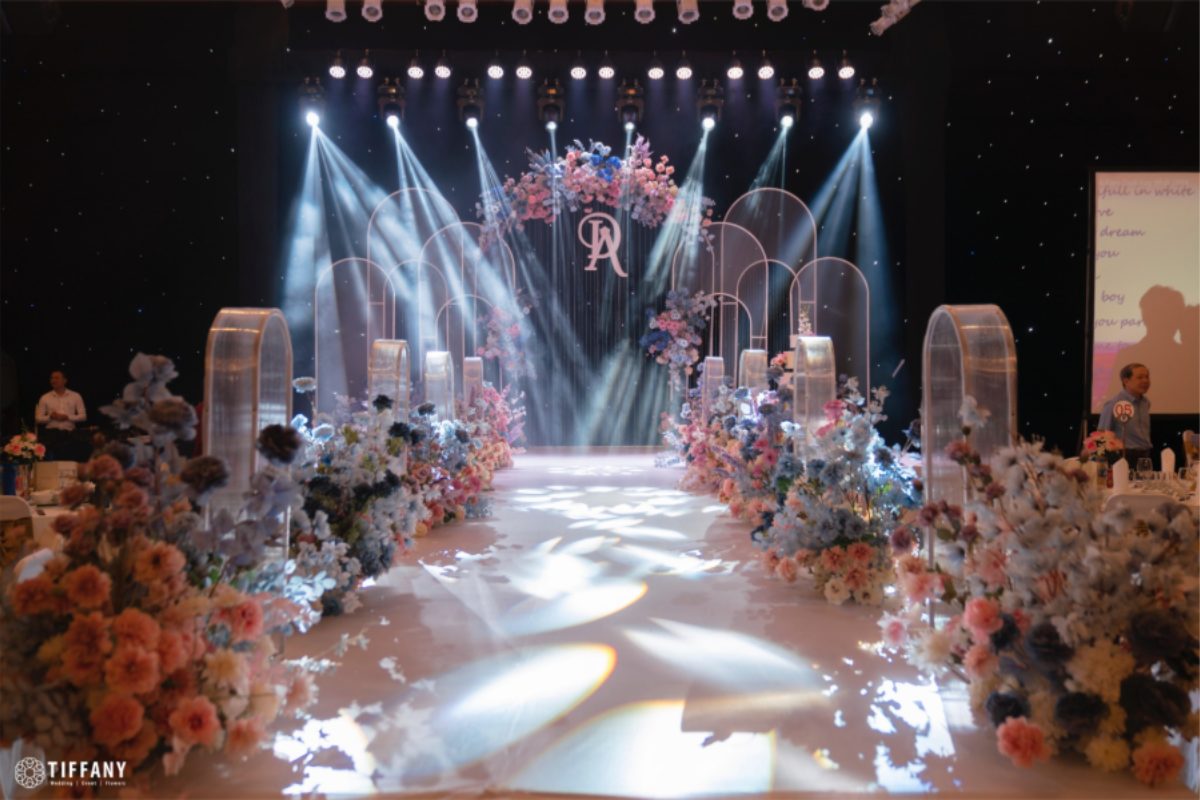 Phòng tiệc sang trọng tại Grand Plaza Hanoi với trần cao, hệ thống đèn chùm lộng lẫy và bàn tiệc được bài trí tinh tế, phù hợp tổ chức tiệc cưới lớn. (Ảnh: TIFF.vn) 