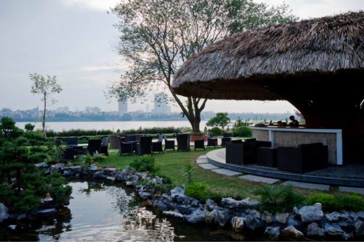 Không gian Nature Bar ngoài trời, nơi lý tưởng cho tiệc cocktail tại Nắng Sông Hồng. (Ảnh: Sưu tầm) 