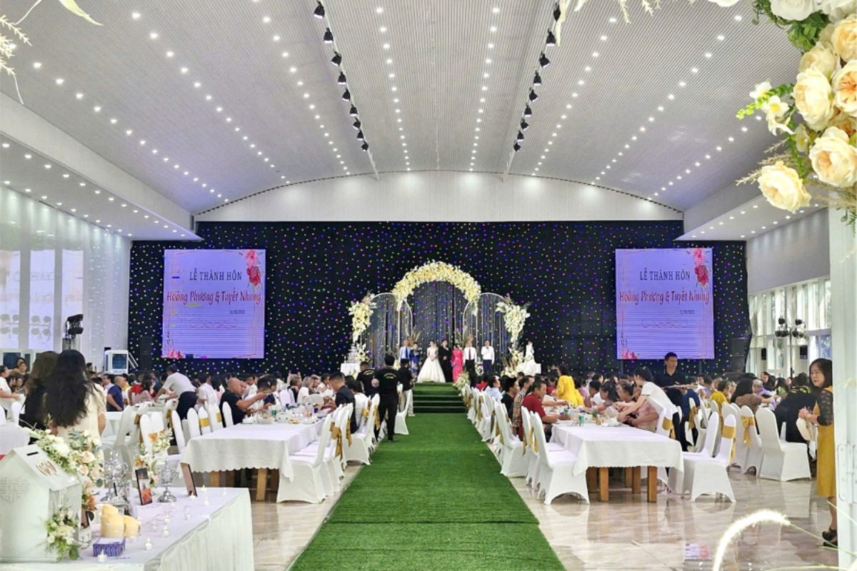 Khu nhà hàng trong nhà tại Thung Lũng Hoa Hồ Tây, phù hợp tổ chức tiệc khi trời mưa. (Ảnh: Sưu tầm)