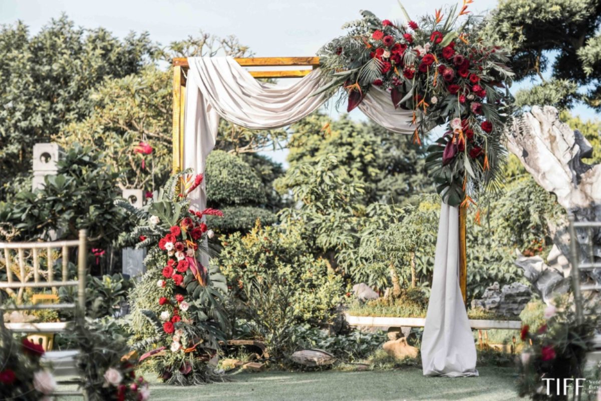 Không gian mộc mạc gần gũi với gỗ và hoa dại tại Softwater. (Ảnh: TIFF.vn) 