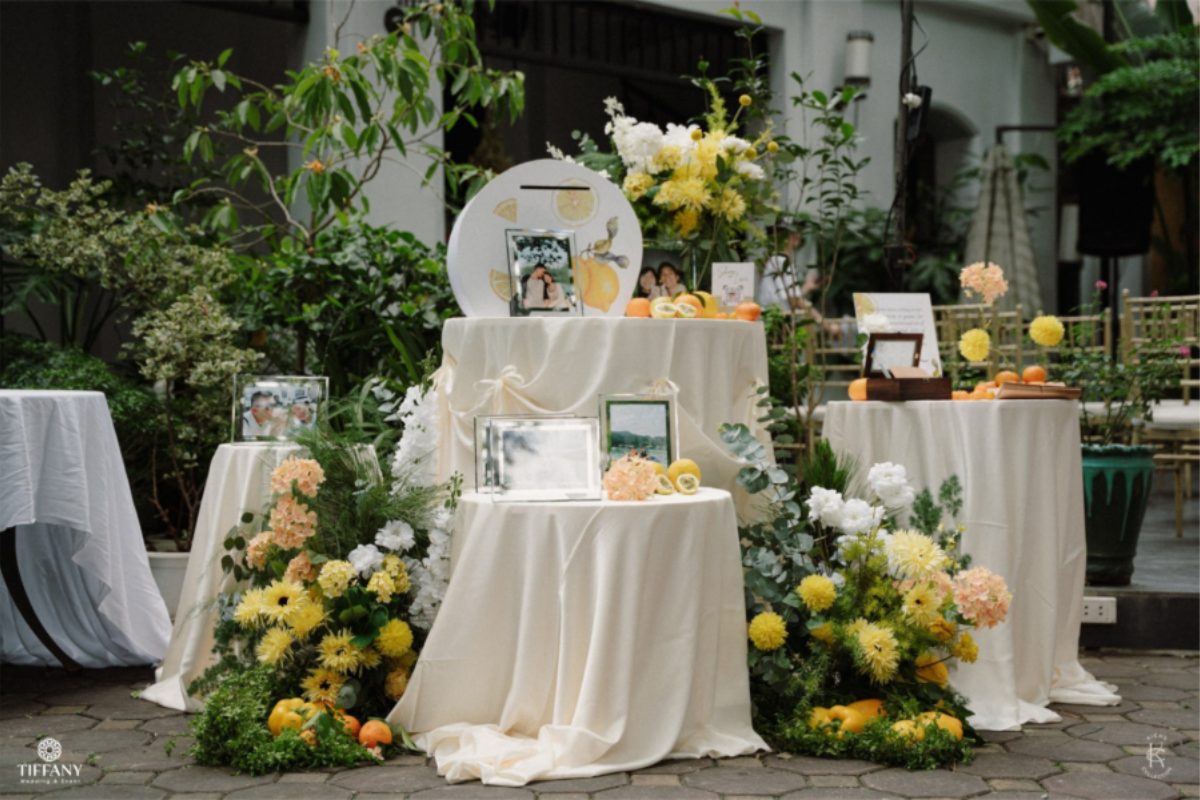 Bàn gallery tại Dinh Restaurant tràn đầy hoa tươi và trái cây rực rỡ, tạo cảm giác sinh động và tươi mát. (Ảnh: TIFF.vn) 