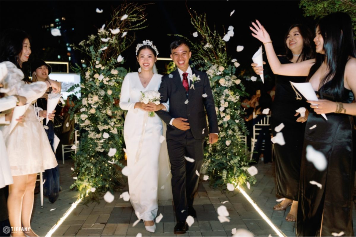 Không gian rooftop ven sông thoáng đãng tại Saigon South Marina Club với ánh hoàng hôn và setup tiệc cưới hiện đại. (Ảnh: TIFF.vn)