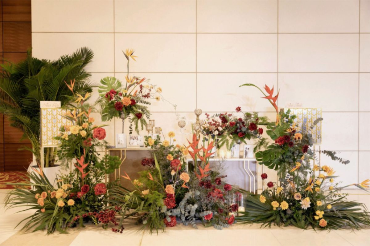 Bàn gallery cưới thanh lịch tại NCC với hoa tươi, khung ảnh và nến trang trí. (Ảnh: TIFF.vn)