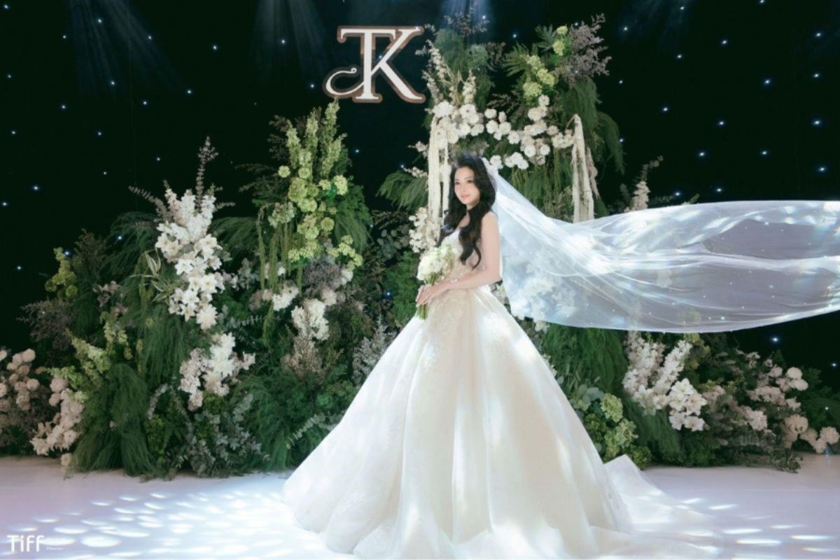 Không gian tiệc tối Sheraton Hanoi West với sân khấu hội trường, ánh sáng dịu và phong cách hiện đại. (Ảnh: TIFF.vn)