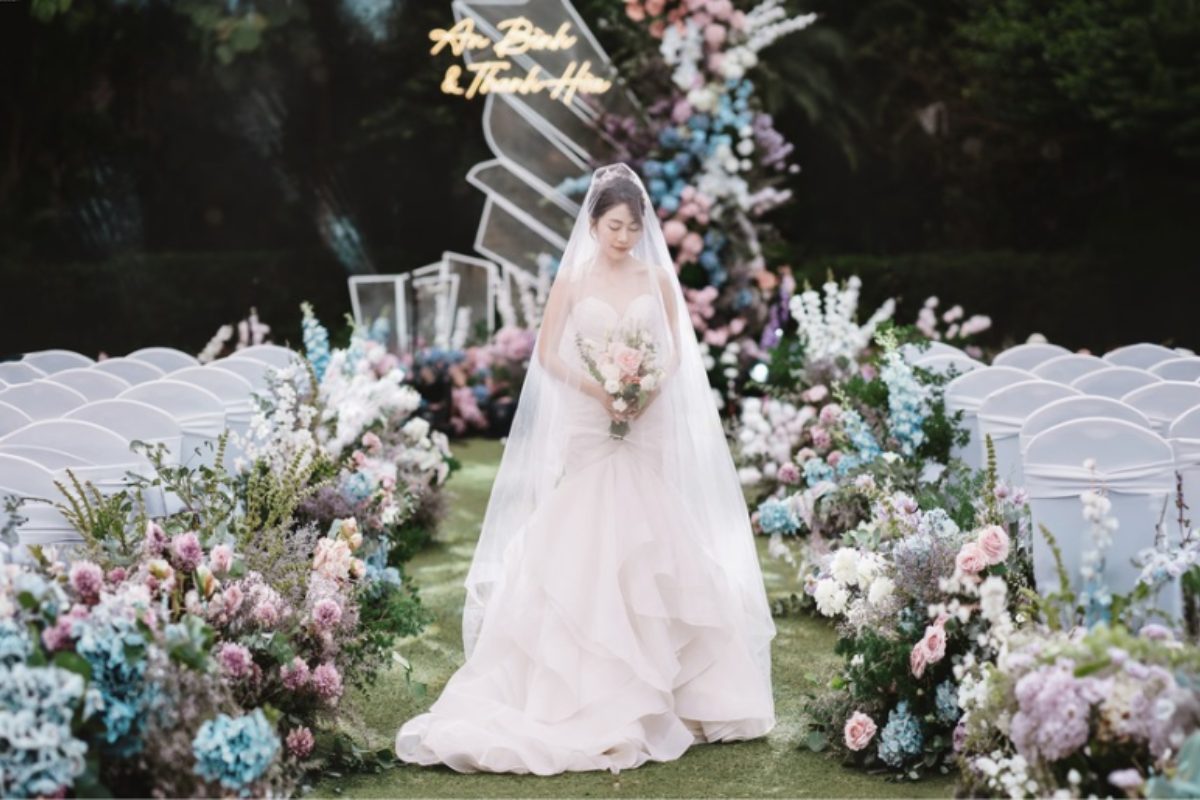 Không gian tiệc cưới phong cách luxury với hoa trắng và ánh sáng sang trọng. (Ảnh: Sưu tầm)