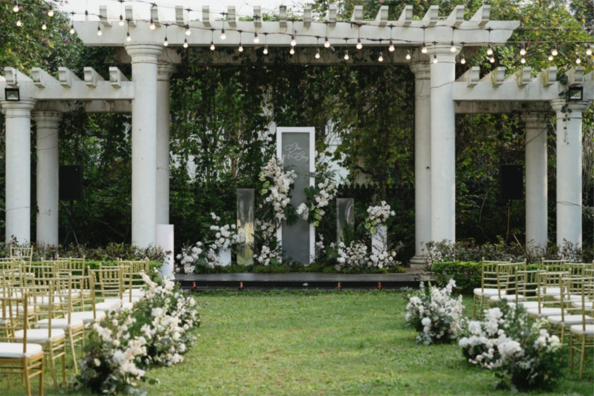 Elegant Suites Westlake mở ra không gian tiệc cưới ngoài trời tựa khu vườn châu Âu, nơi mọi khoảnh khắc đều ngập tràn cảm xúc. (Ảnh: TIFF.vn)