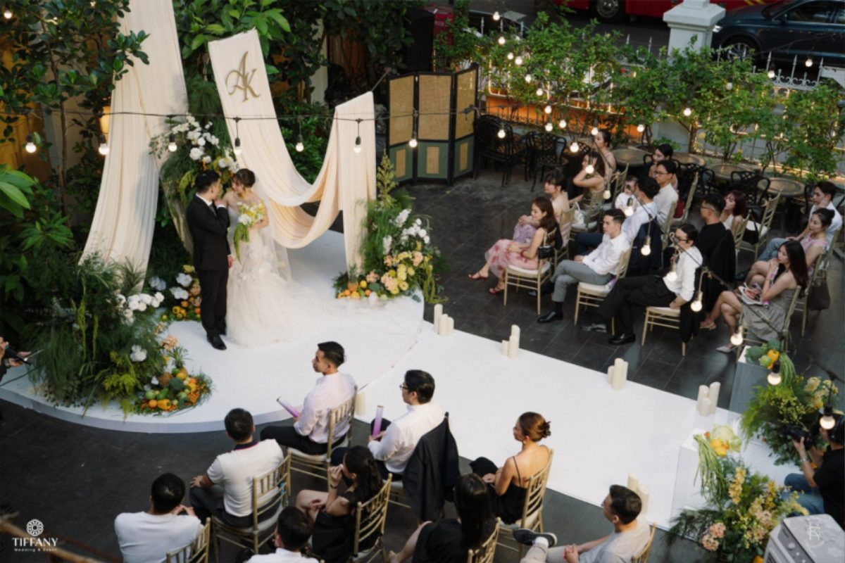 Không gian tiệc cưới sang trọng tại Dinh Restaurant với hoa trắng và ánh sáng vàng ấm. (Ảnh: TIFF.vn) 