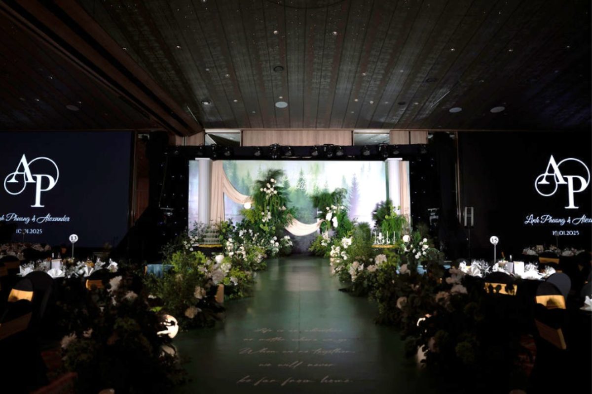 Khu vực sân khấu cưới Pan Pacific Hanoi – điểm nhấn là tường hoa tươi lãng mạn. (Ảnh: TIFF.vn)