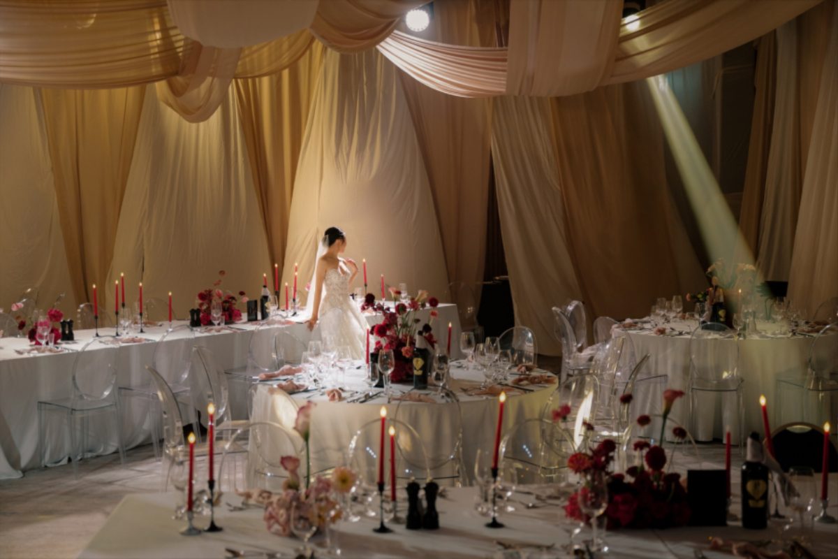 Không gian tiệc cưới sang trọng tại Lotte L7 Westlake lộng lẫy với ánh sáng pha lê và hoa tươi cao cấp. (Ảnh: Sưu tầm) 