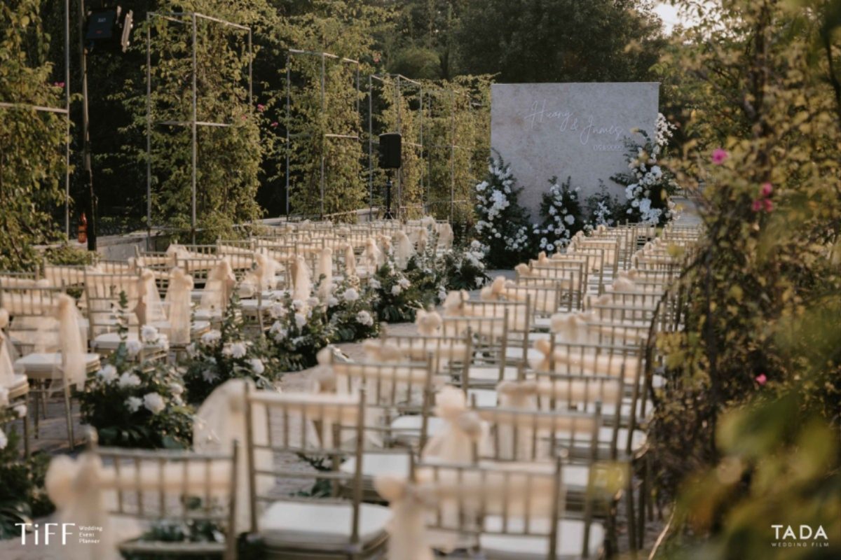 Khu vực vows ngoài trời JW Marriott Hotel Hanoi nhìn ra hồ, décor hoa trắng – xanh thanh lịch. (Ảnh: TIFF.vn) 