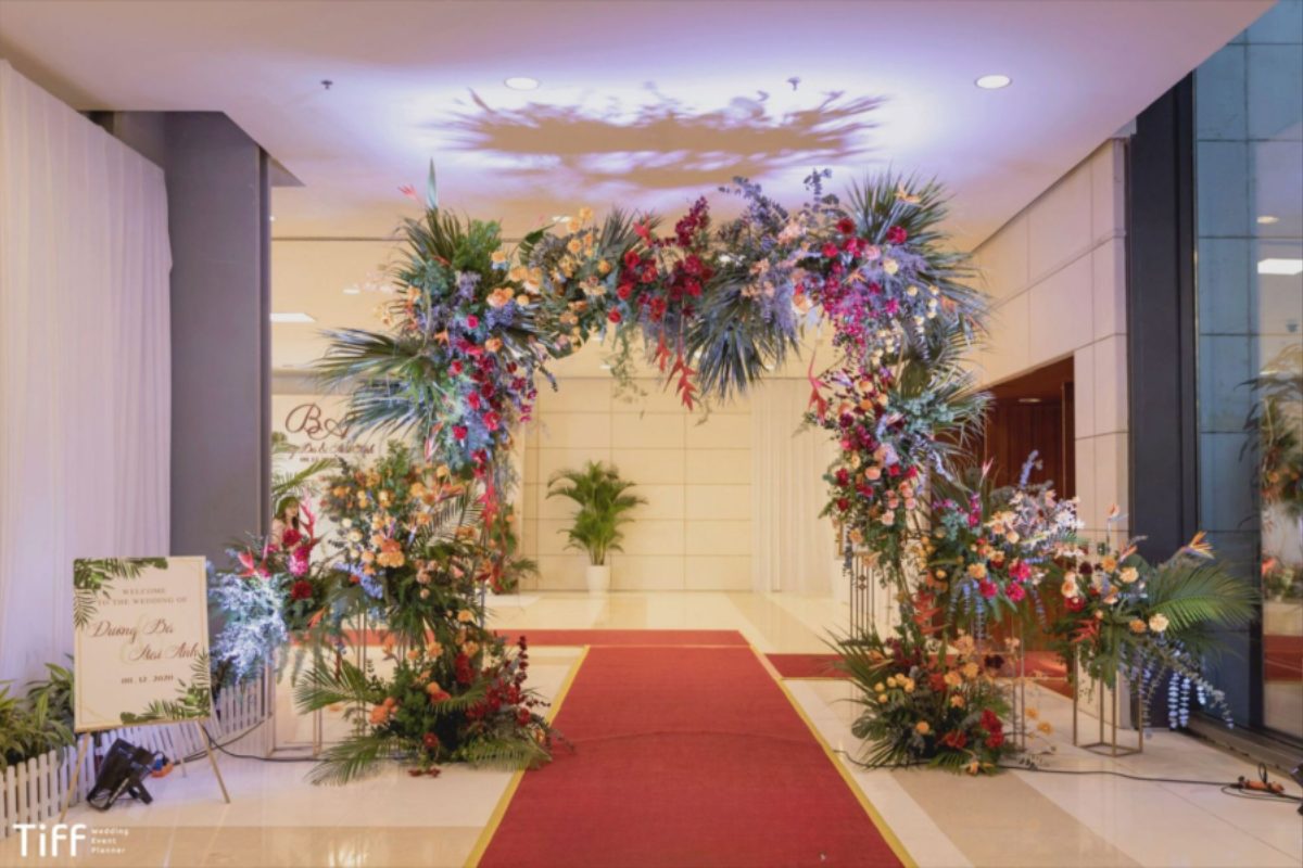 Trang trí sảnh tiệc cưới sang trọng tại NCC với hoa trắng và ánh sáng vàng ấm. (Ảnh: TIFF.vn)