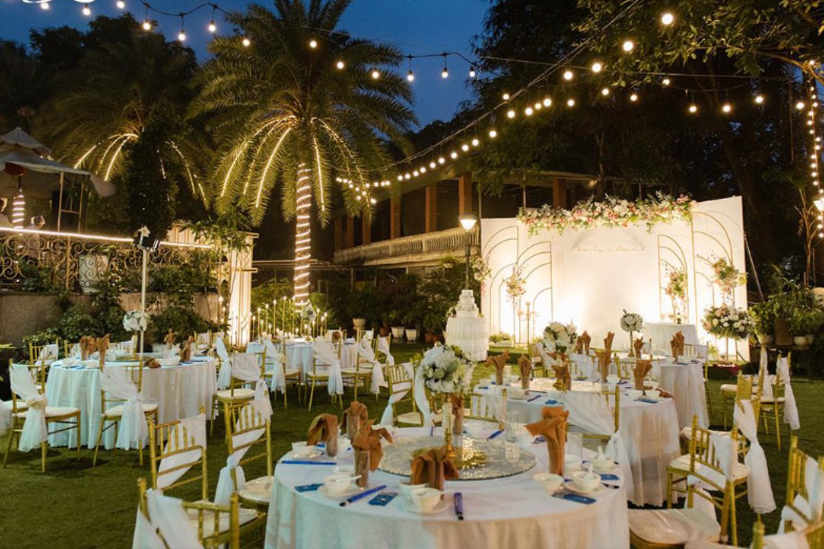 Tiệc cưới ngoài trời lãng mạn dưới ánh đèn lung linh tại Cung Xuân. (Ảnh: Sưu tầm) 