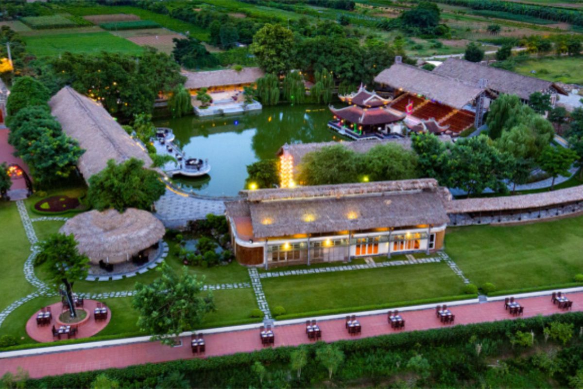 Không gian tiệc cưới trong nhà với kiến trúc gỗ – tre ấm cúng tại Nắng Sông Hồng. (Ảnh: Sưu tầm) 