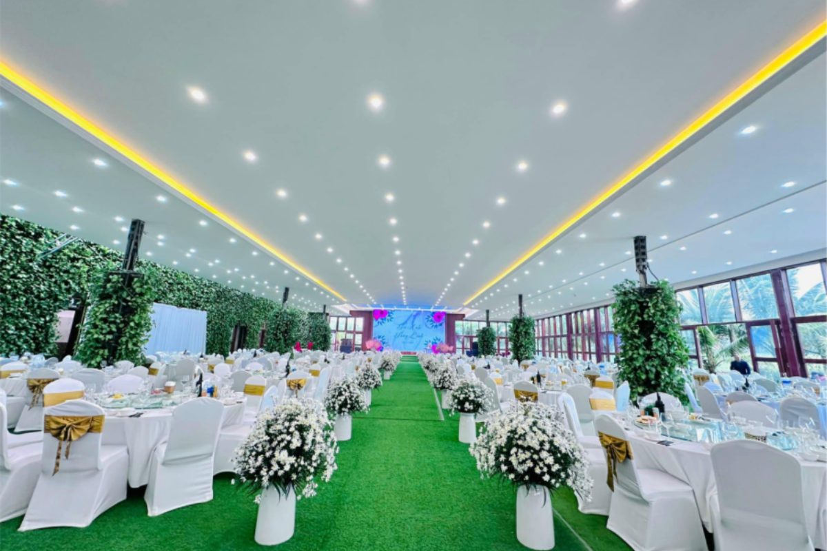 Toàn cảnh tiệc cưới tại Thung Lũng Hoa Hồ Tây với không gian rộng lớn. (Ảnh: Sưu tầm)