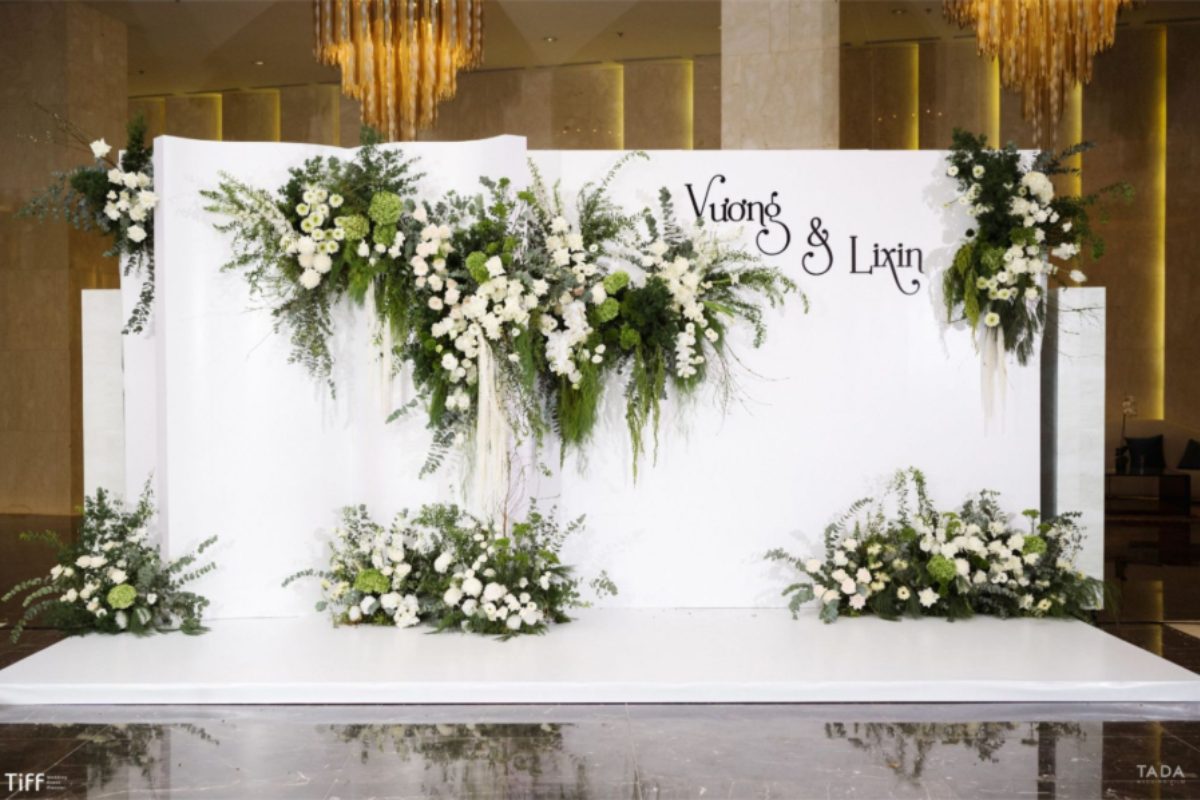 Không gian đón khách lễ cưới JW Marriott Hanoi với décor hoa tông trắng xanh nhẹ nhàng. (Ảnh: TIFF.vn)   