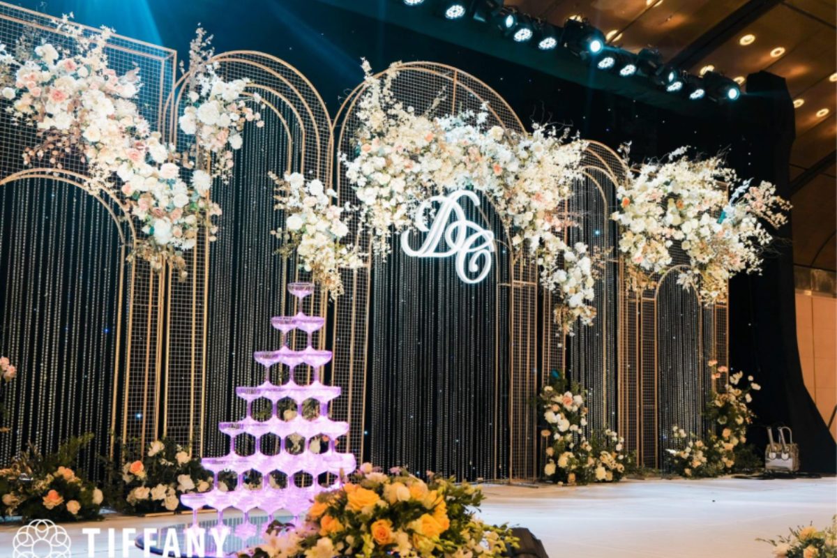 Decor sân khấu tiệc cưới tone trắng chủ đạo tại NCC với hoa tươi. (Ảnh: TIFF.vn)