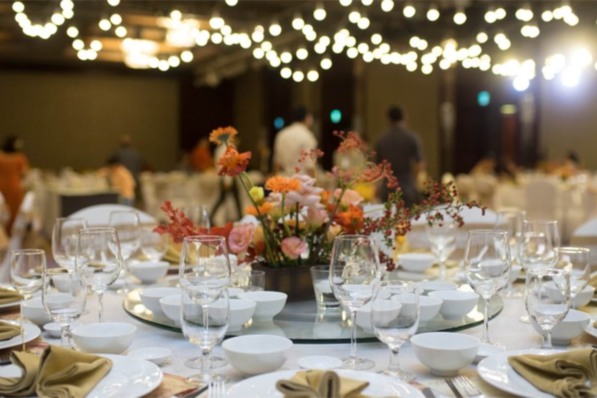 Bàn tiệc cưới sang trọng với hoa tươi. (Ảnh: Sưu tầm)