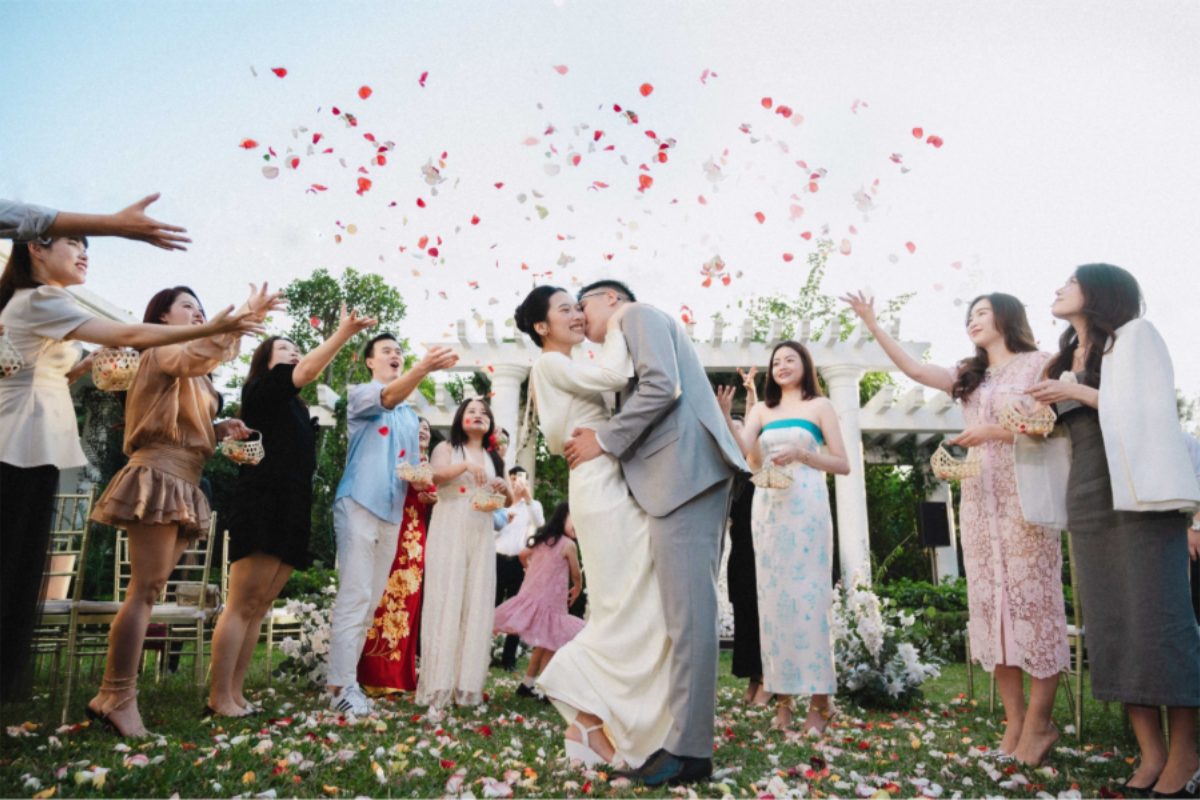 Trang trí tiệc cưới phong cách Modern Garden với tông trắng – xanh lá tại Elegant Suites Westlake. (Ảnh: TIFF.vn)