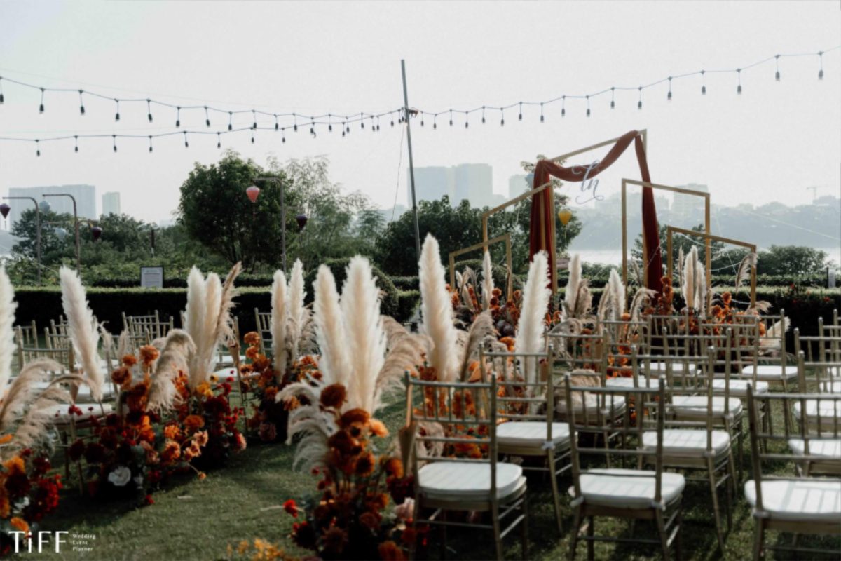 Bãi cỏ ven sông rộng lớn, xanh mát – không gian cưới ngoài trời nổi bật tại Nắng Sông Hồng. (Ảnh: TIFF.vn) 