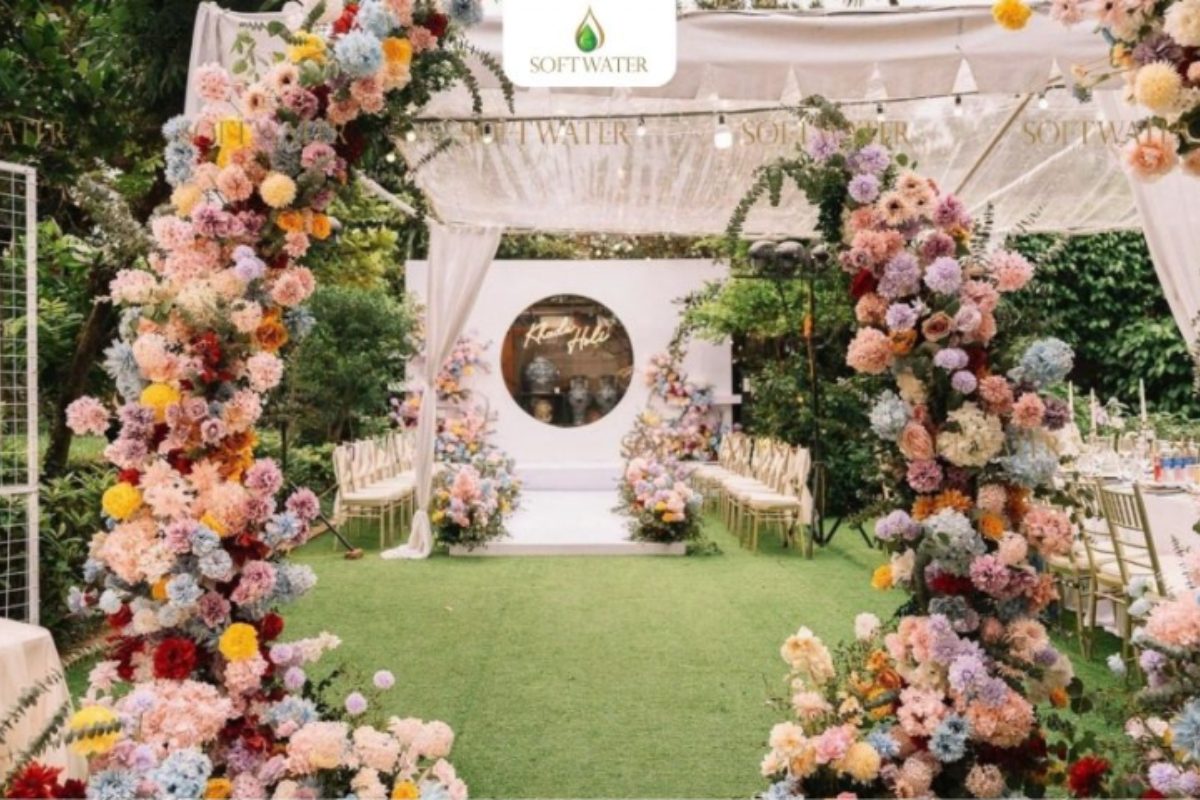 Khu vực check-in tại Softwater với hồ nước và lối đá tự nhiên. (Ảnh: Nhà hàng Softwater) 