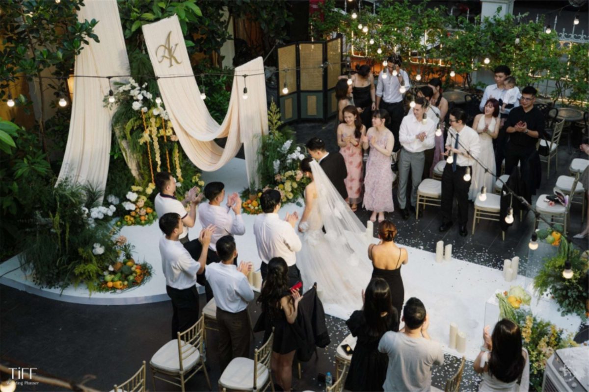 Không gian tiệc cưới sang trọng tại Dinh Restaurant với setup bàn tiệc tinh tế và dịch vụ chuyên nghiệp. (Ảnh: TIFF.vn) 