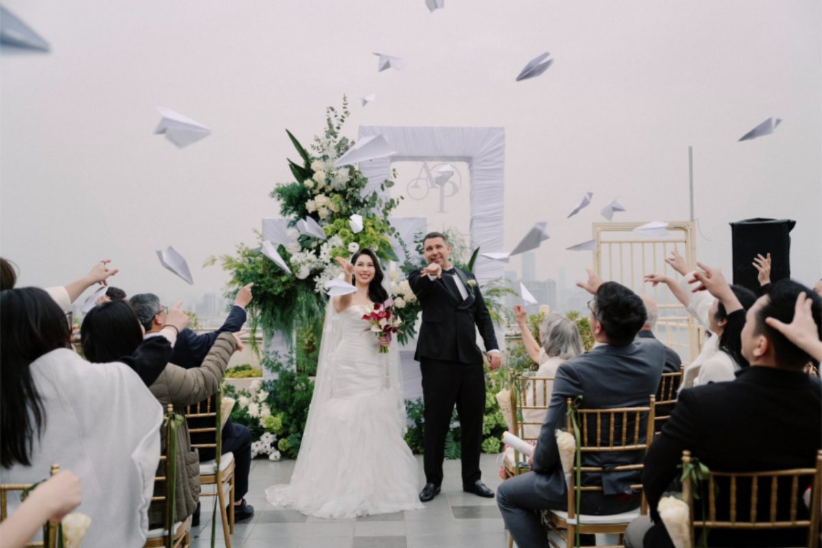 Lễ cưới ngoài trời tại Pan Pacific Hanoi – cô dâu chú rể rạng rỡ giữa khung cảnh lãng mạn trên tầng cao. (Ảnh: TIFF.vn)