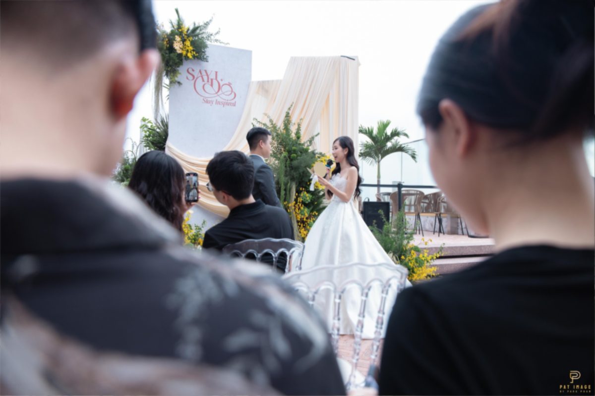 Tiệc cưới ngoài trời tại Lotte L7 Westlake với thiết kế hiện đại và ánh sáng tự nhiên. (Ảnh: TIFF.vn) 