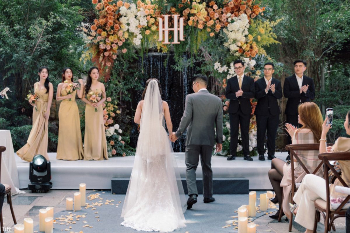 Không gian tiệc cưới xa hoa theo gói Everlasting Vows tại Sheraton Hanoi West, với trang trí hoa tươi và ánh sáng đẳng cấp quốc tế. (Ảnh: TIFF.vn) 