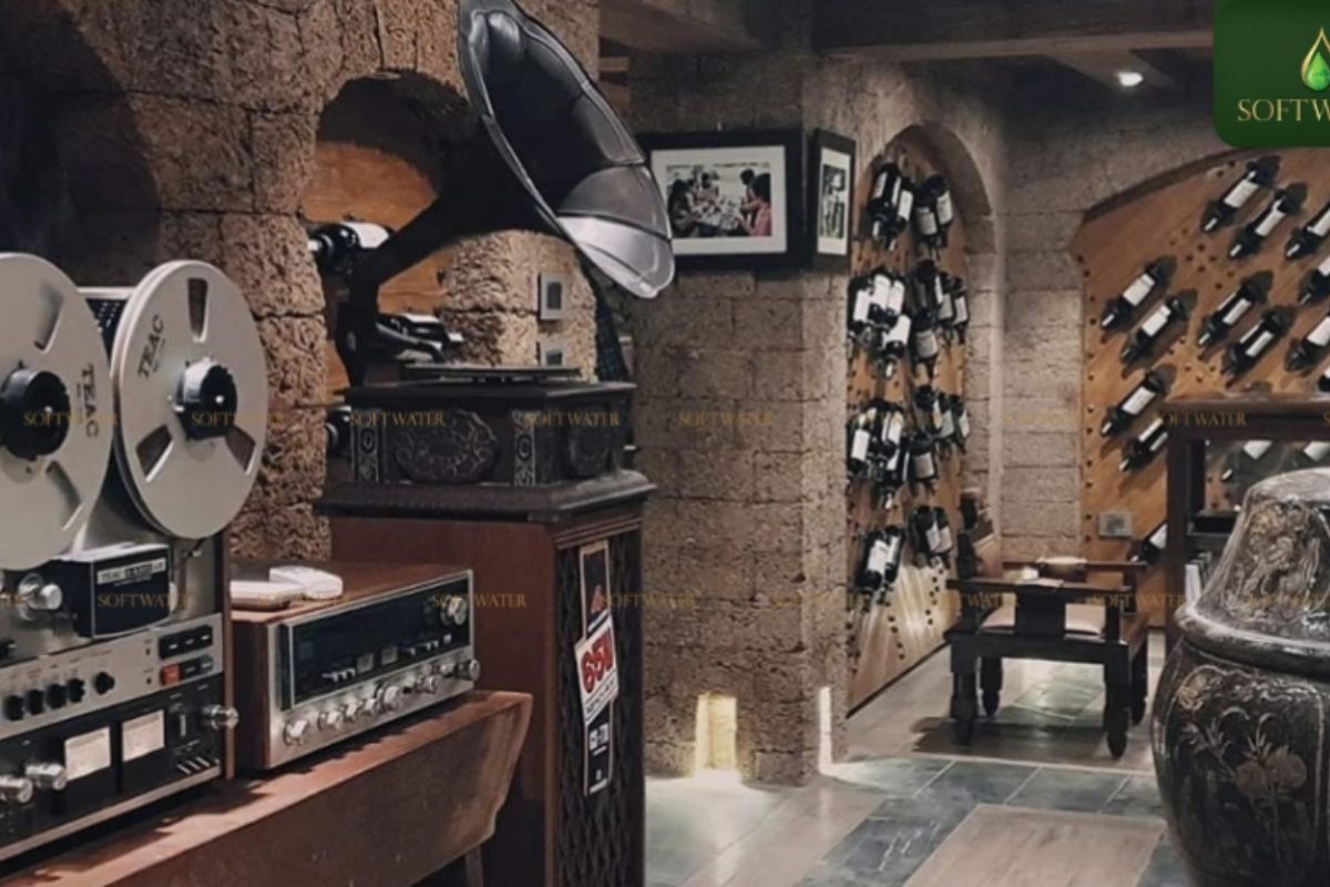 Hầm rượu tại Softwater với ánh sáng vàng trầm và kiến trúc cổ điển. (Ảnh: Nhà hàng Softwater) 