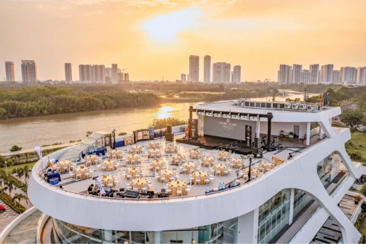 Toàn cảnh Trung tâm tổ chức sự kiện Saigon South Marina Club với không gian rooftop hiện đại và view sông Hoàng Quốc Việt tại TP.HCM. (Ảnh: Sưu tầm)