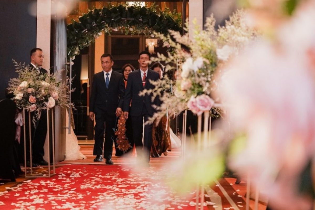 Tiệc cưới Gói Crystal với cổng hoa sang trọng, thảm đỏ lối đi, và tiệc trà đón khách. (Ảnh: Sưu tầm)