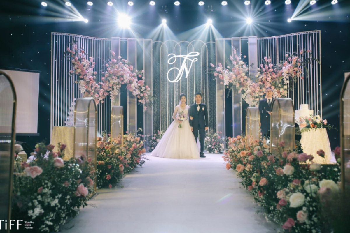 Sân khấu đám cưới lộng lẫy tại JW Marriott Hotel Hanoi với hoa tươi và ánh sáng nghệ thuật. (Ảnh: TIFF.vn) 