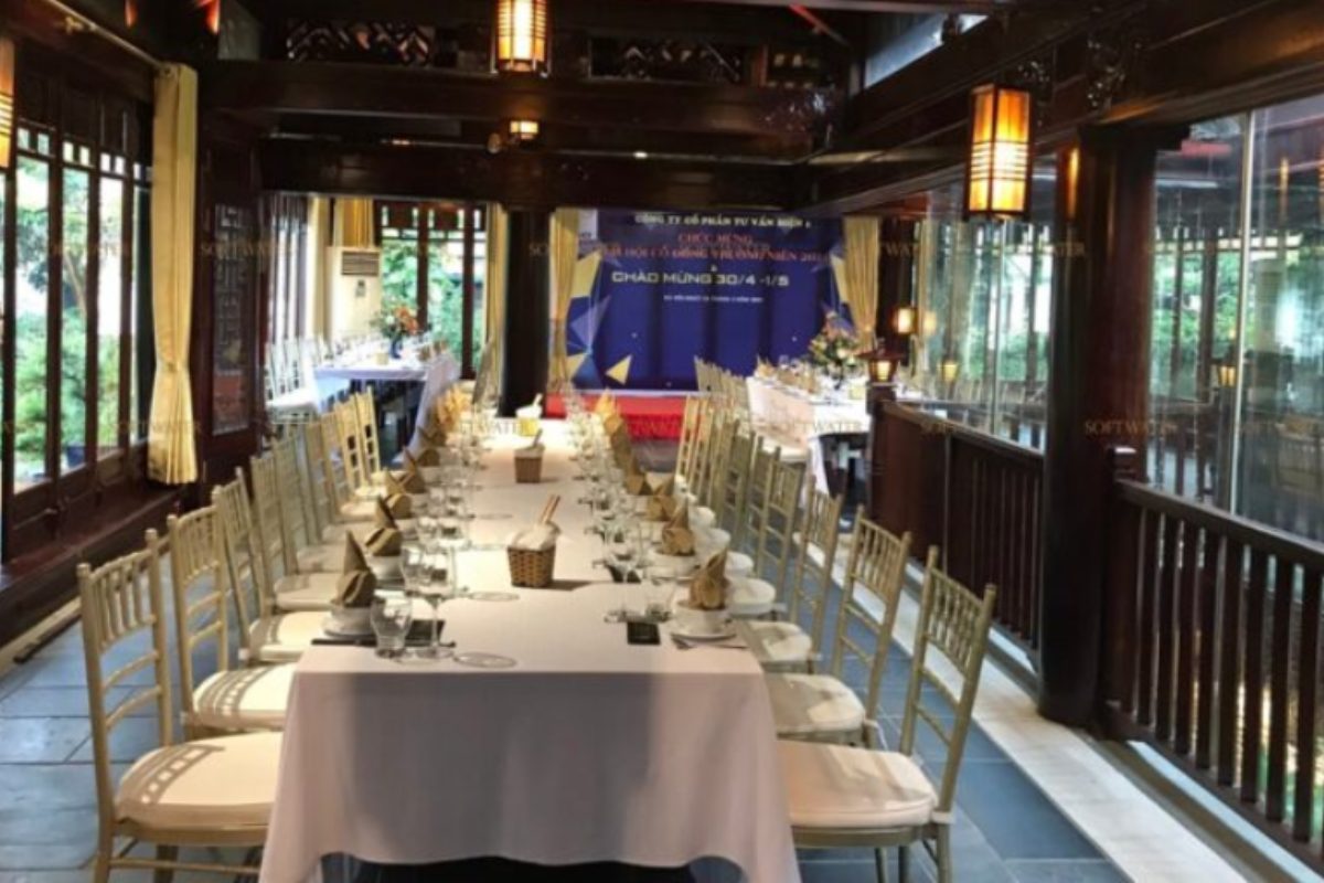 Không gian tiệc trong nhà tại Softwater mang phong cách gỗ – đá ấm cúng. (Ảnh: Sưu tầm) 