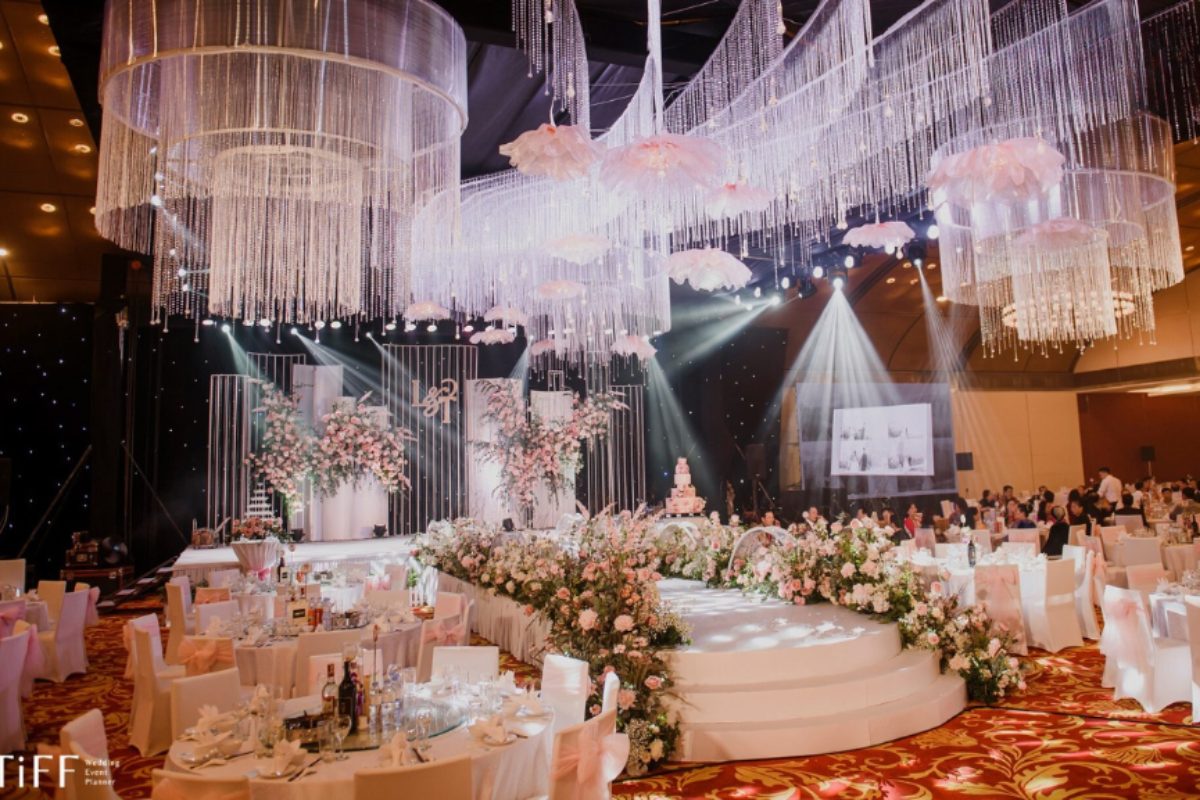 Mức giá có thể cao hơn đôi chút, nhưng đổi lại là trải nghiệm tiệc cưới đẳng cấp trong thời điểm đẹp nhất của năm. (Ảnh: TIFF.vn) 