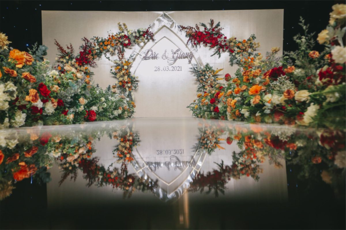 Grand Ballroom với trần cao và ánh sáng vàng ấm, phù hợp cho tiệc cưới sang trọng quy mô lớn. (Ảnh: TIFF.vn)