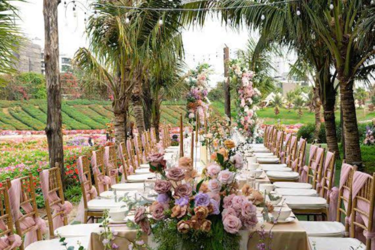 Tiệc cưới ngoài trời giữa vườn hoa tại Thung Lũng Hoa Hồ Tây. (Ảnh: Sưu tầm) 