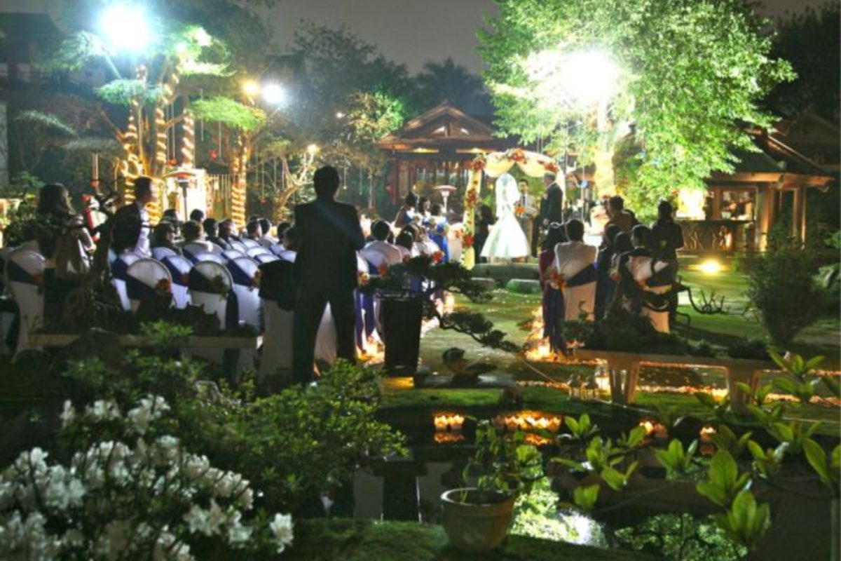 Không gian sân vườn tổ chức tiệc cưới tại Nhà hàng Softwater với cây xanh và ánh sáng vàng. (Ảnh: Sưu tầm) 