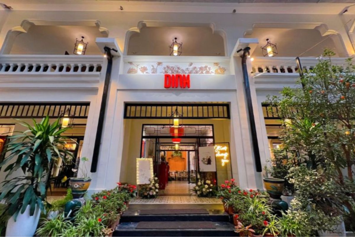 Sân trước Dinh Restaurant với kiến trúc Pháp cổ, không gian ngoài trời lý tưởng cho lễ cưới. (Ảnh: Sưu tầm) 