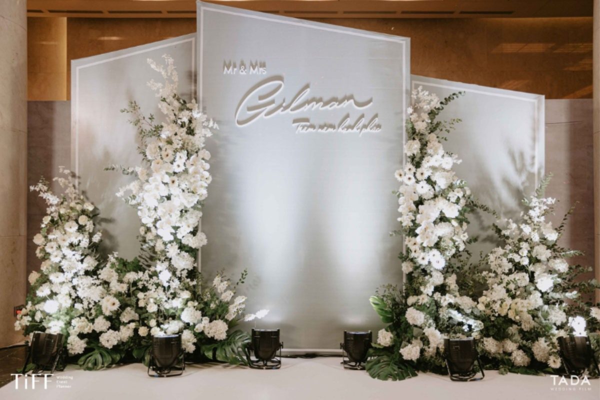 Backdrop lễ cưới hiện đại tông trắng tại JW Marriott Hotel Hanoi. (Ảnh: TIFF.vn) 