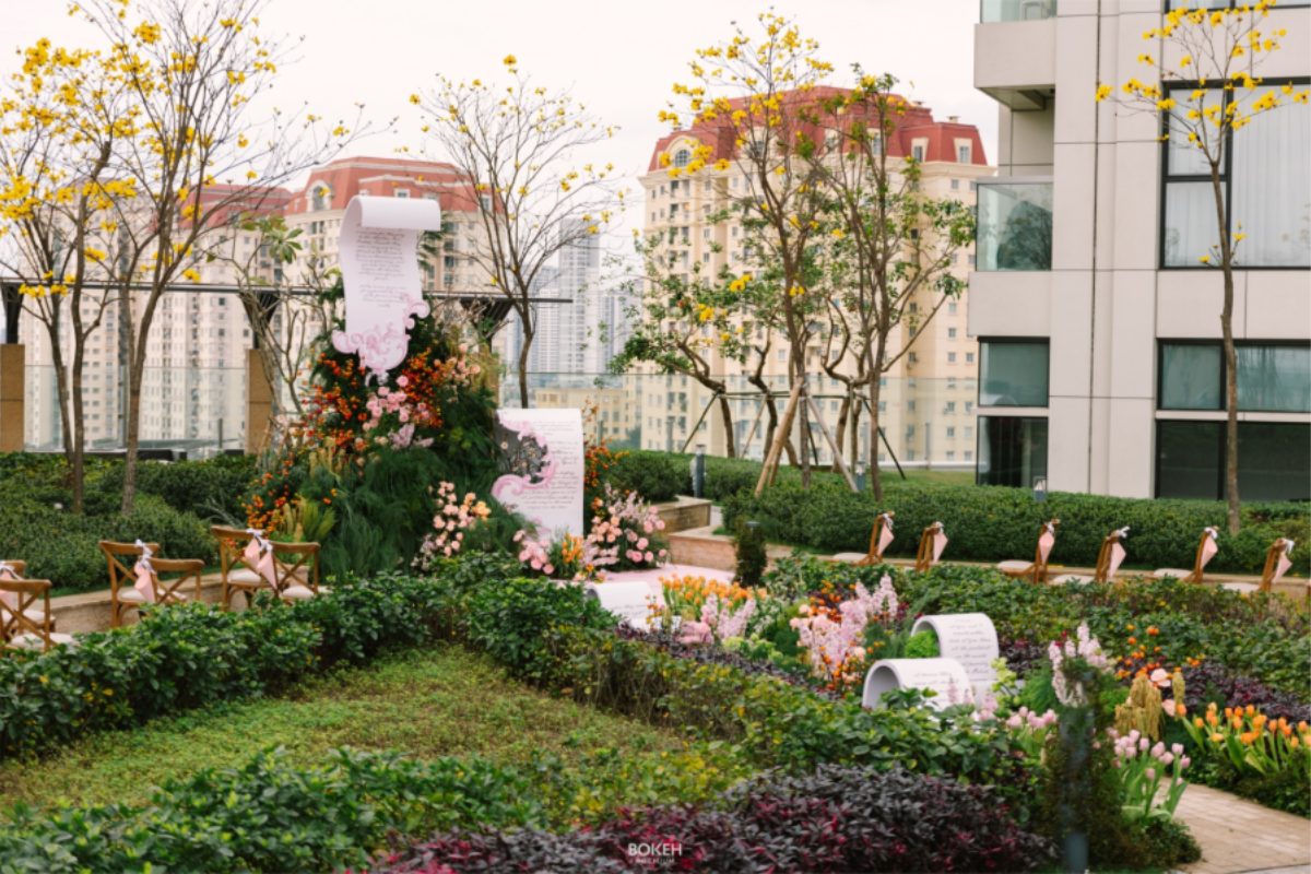 Khu vườn tầng 6 tại Lotte L7 Westlake, bao quanh bởi cây xanh và ánh sáng tự nhiên, thích hợp cho lễ cưới thân mật. (Ảnh: Sưu tầm) 