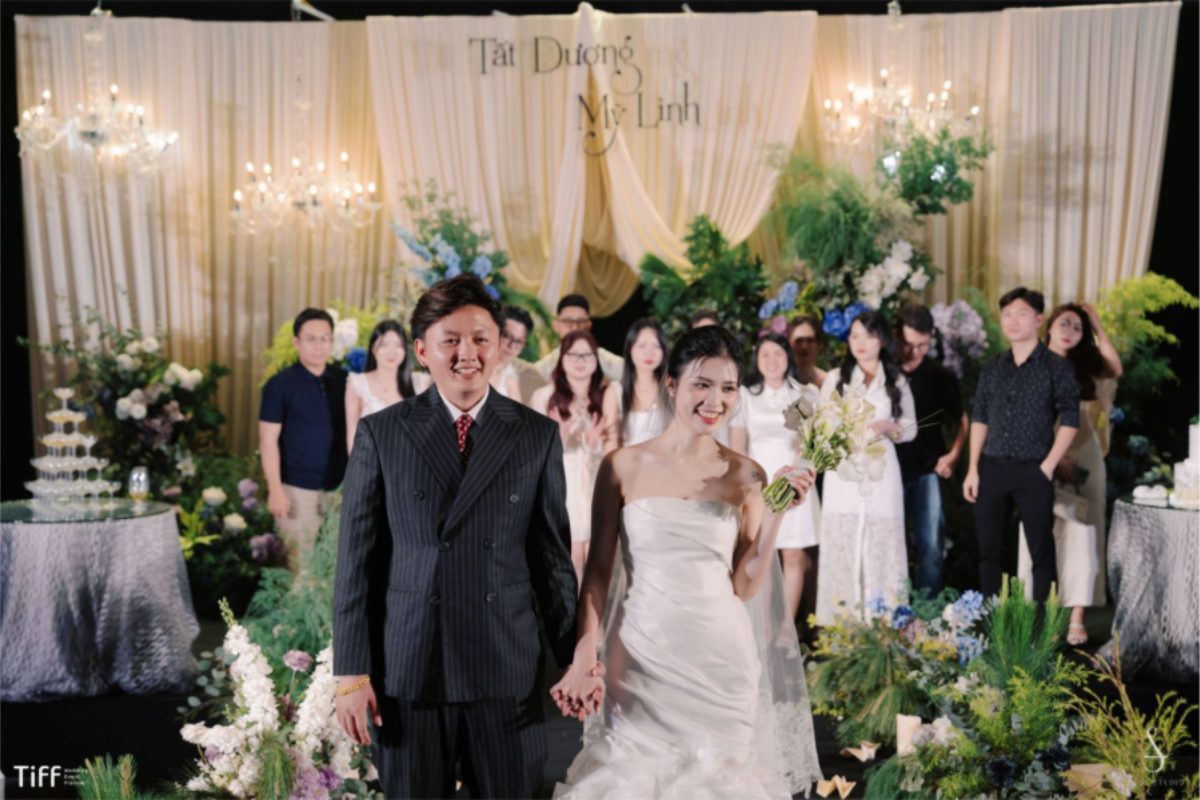 Không gian tiệc cưới sang trọng tại JW Marriott Hanoi với ánh sáng ấm áp và không gian rộng rãi. (Ảnh: TIFF.vn) 